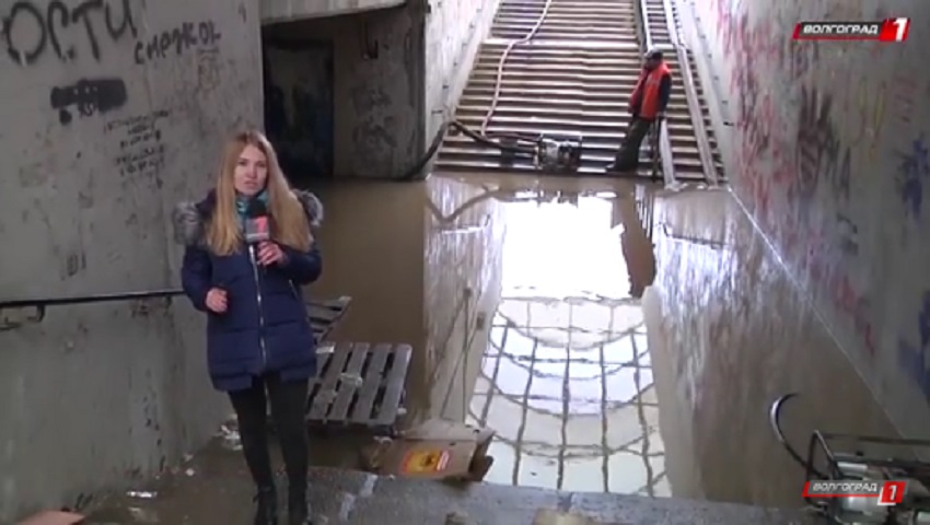 В Дзержинском районе затоплен подземный переход